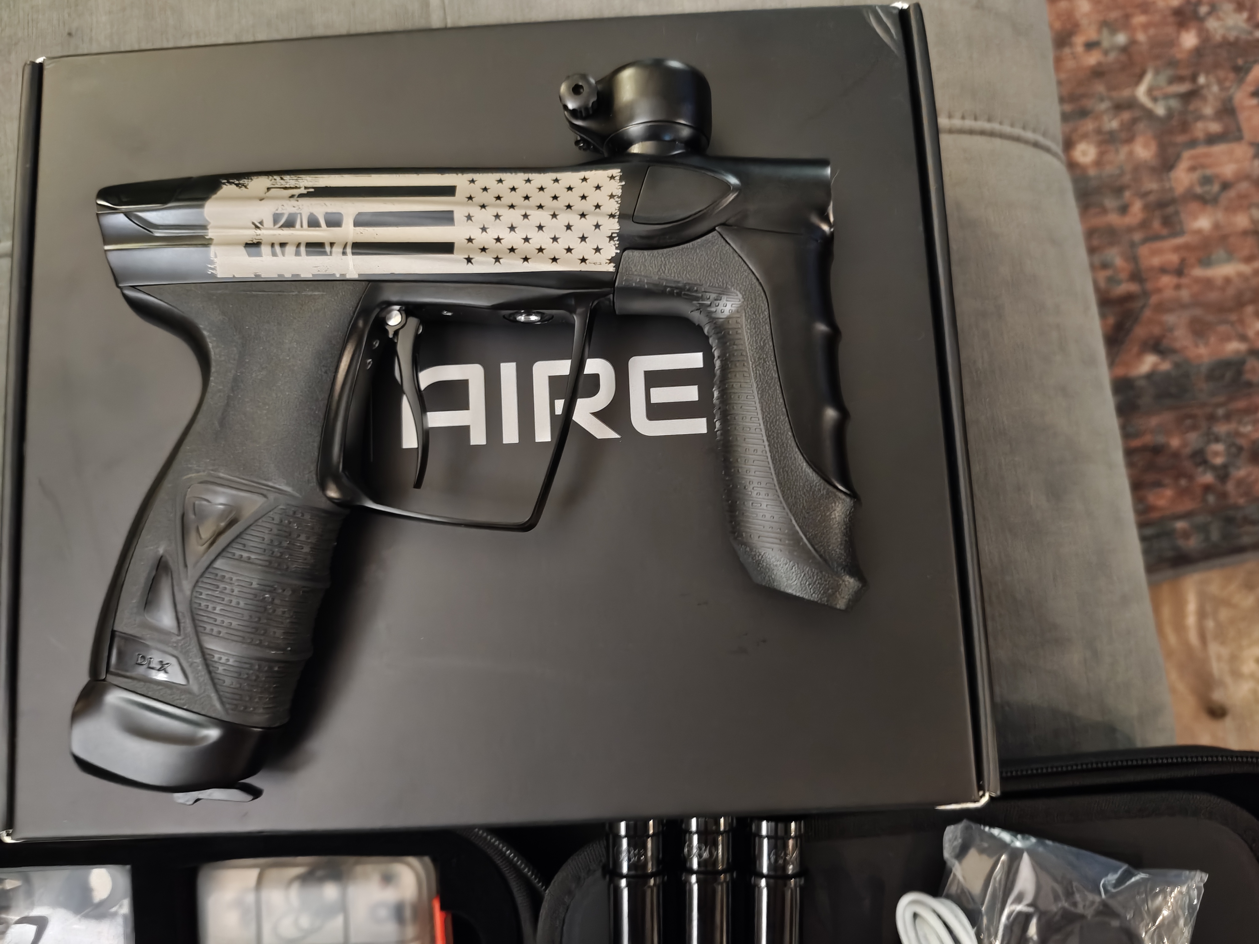 LNIB DLX Luxe Aire VM Navy edition,dust black