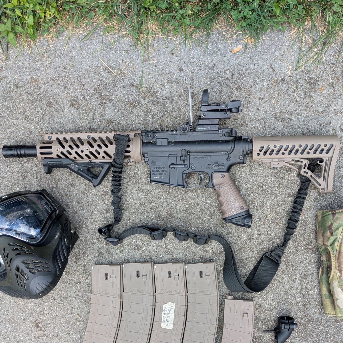 Tippmann TMC with 3 Magazines, V-Force Mask, Red Dot, Sling, Foregrip, Knee Pads