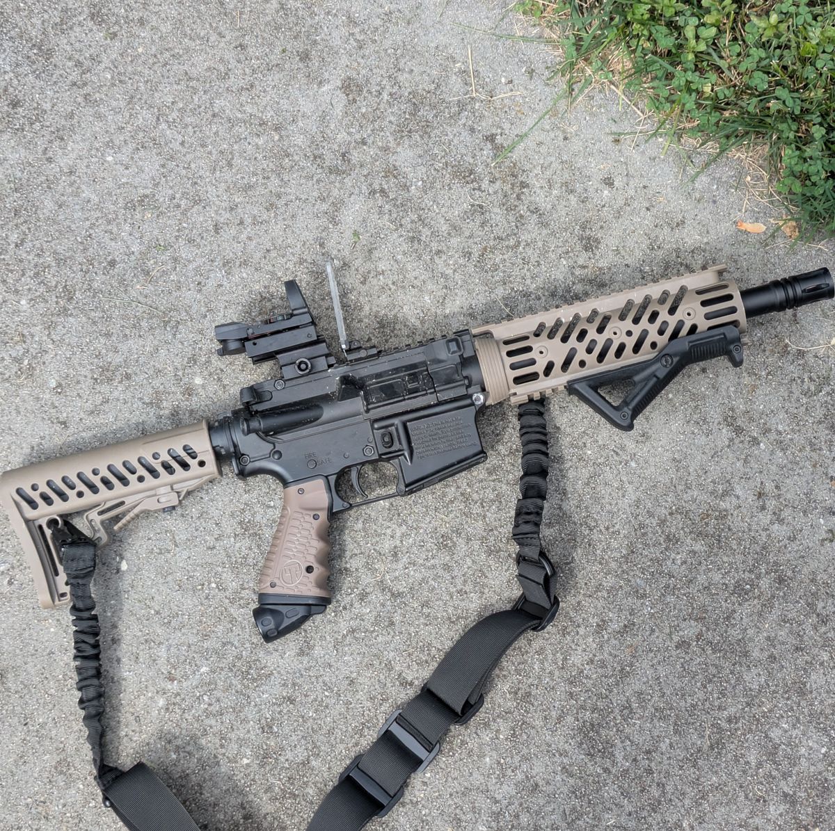 Tippmann TMC with 3 Magazines, V-Force Mask, Red Dot, Sling, Foregrip, Knee Pads