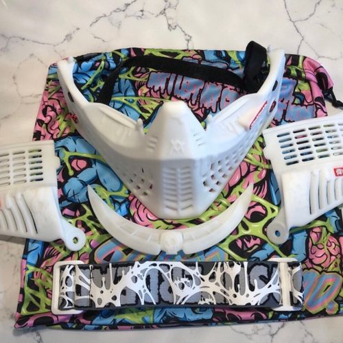SUPER DEAD SUNDZAZE PRIMO WHITE COMBO 50” BRAND NEW MASK SET BOTTOMS/ EARS/ GOGGLE STRAP, BAG