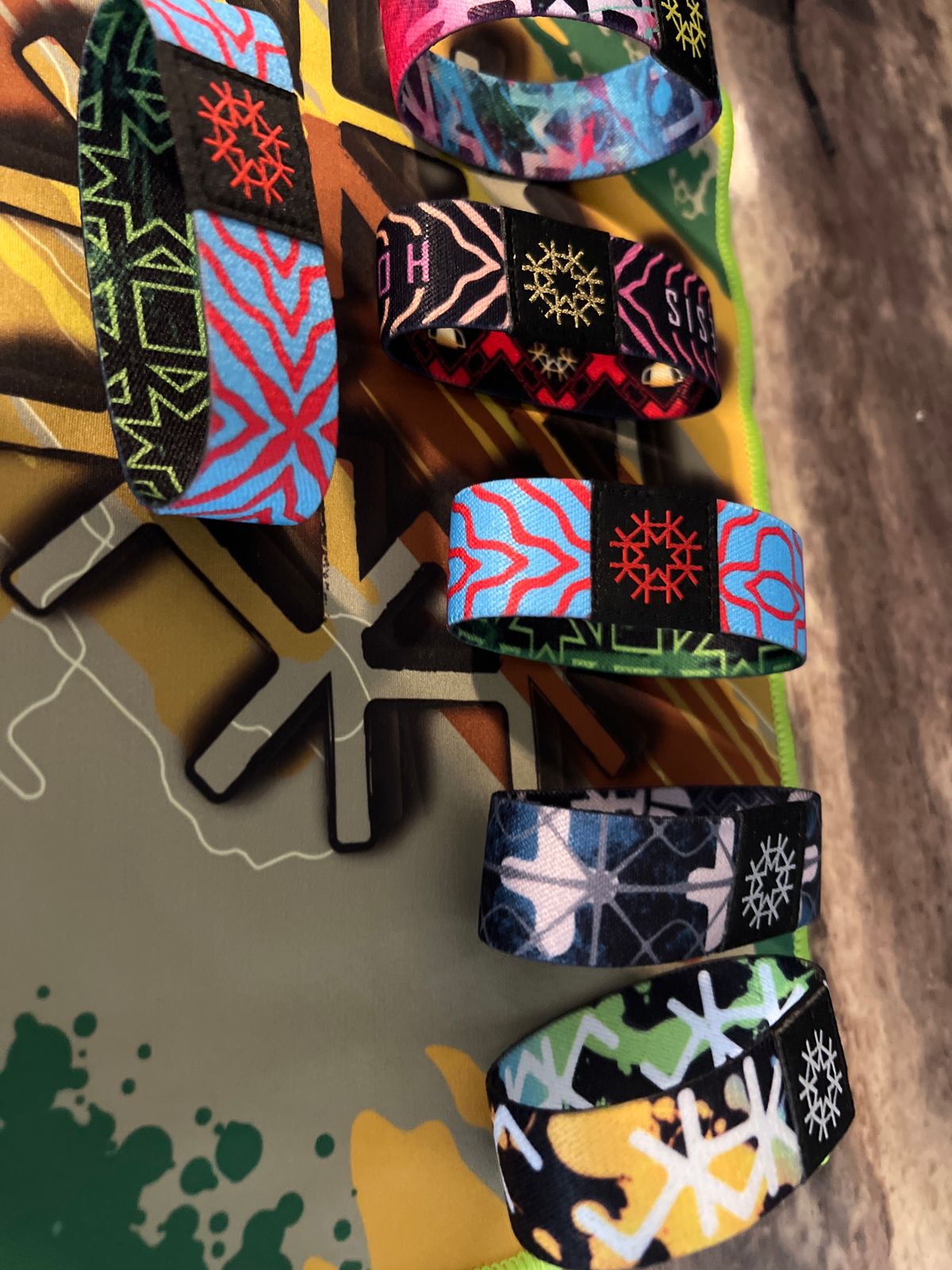 HORMESIS 7 wristbands, 1 lanyard,1 Black Velvet headband bag, 1 Micro fiber. 