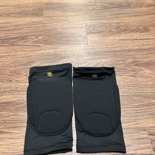 Infamous Knee Pads (large)