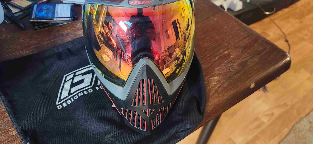 Dye I5 Red and Black Mask