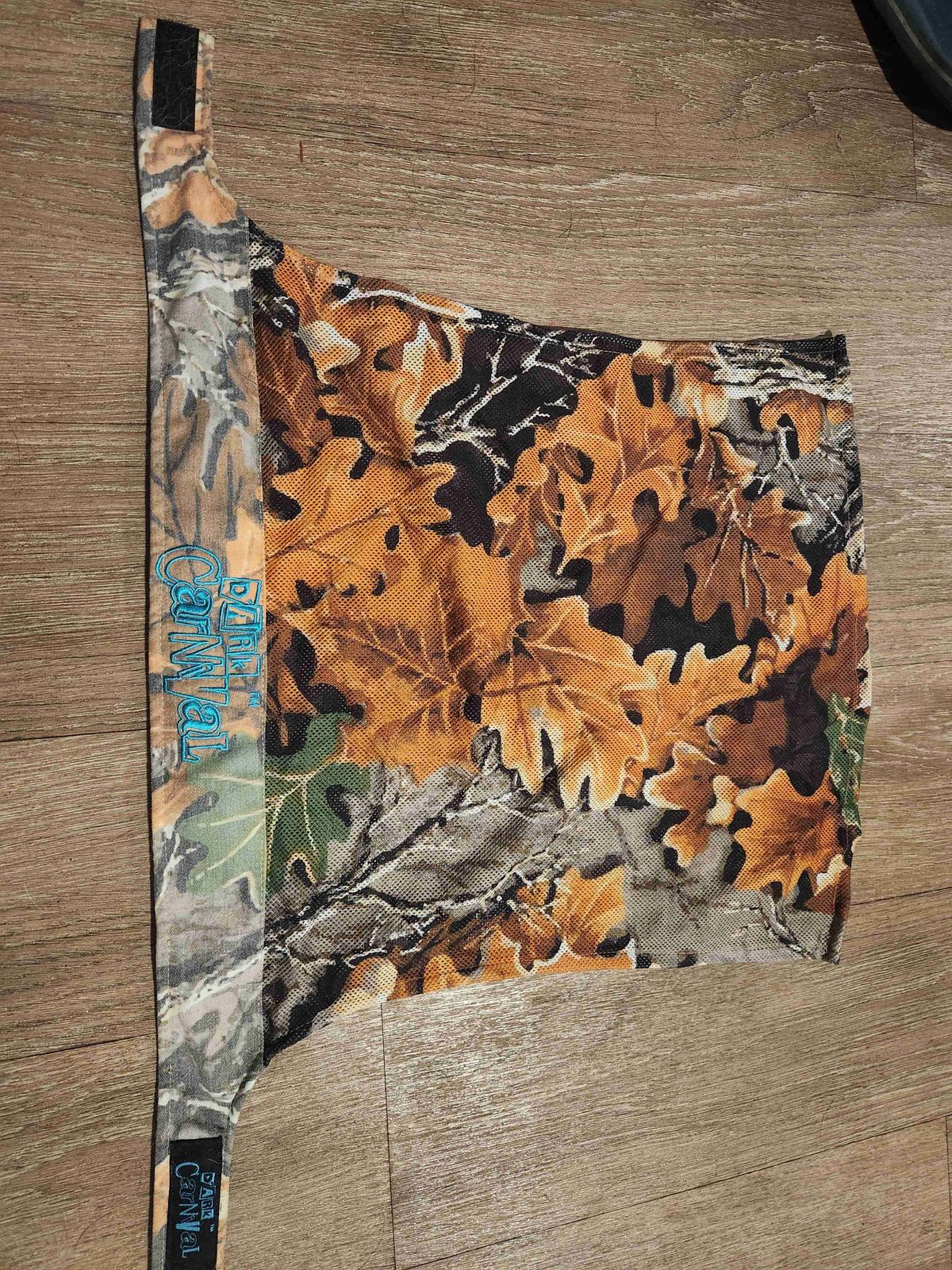 Treetrunk sandana brownleaf sandnana