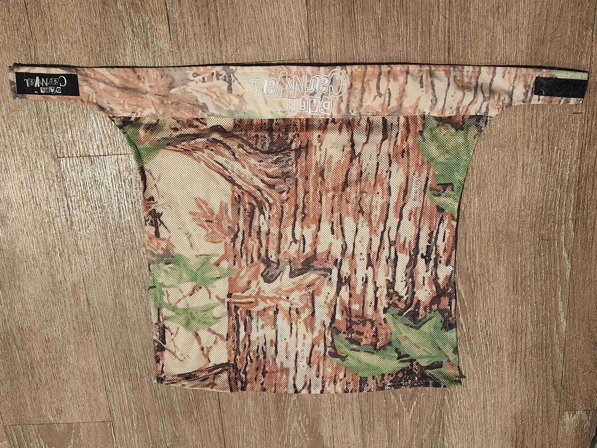 Treetrunk sandana brownleaf sandnana