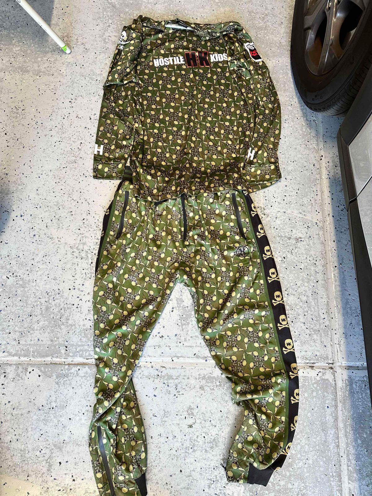 OG - HK Army flying skulls Outfit - Vaulted
