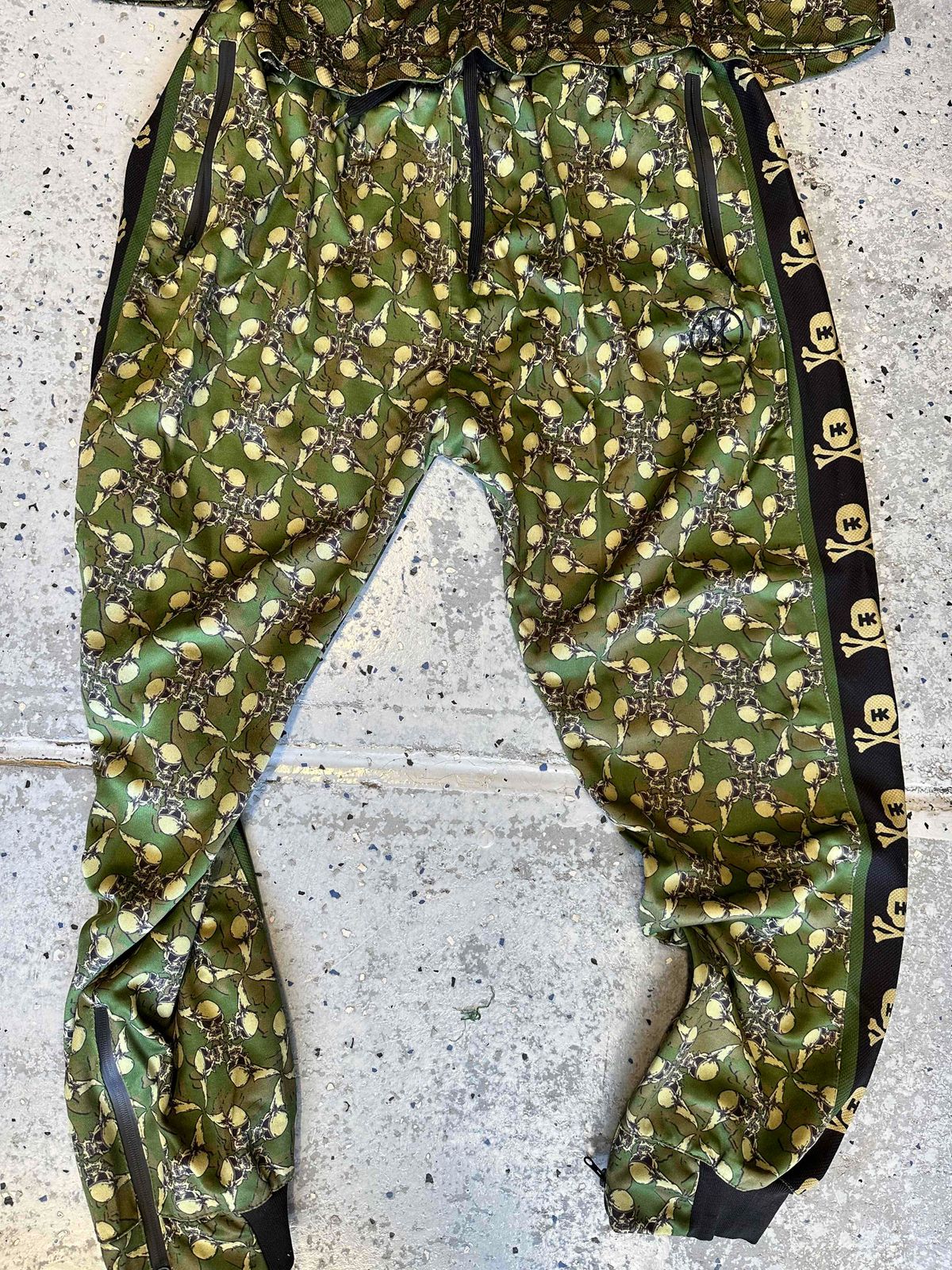 OG - HK Army flying skulls Outfit - Vaulted