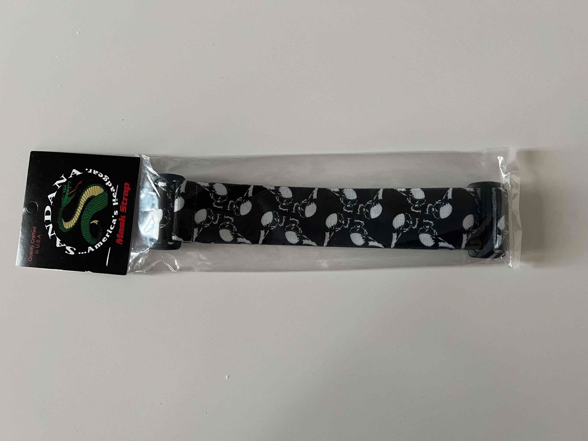 Sandana black and white mask strap