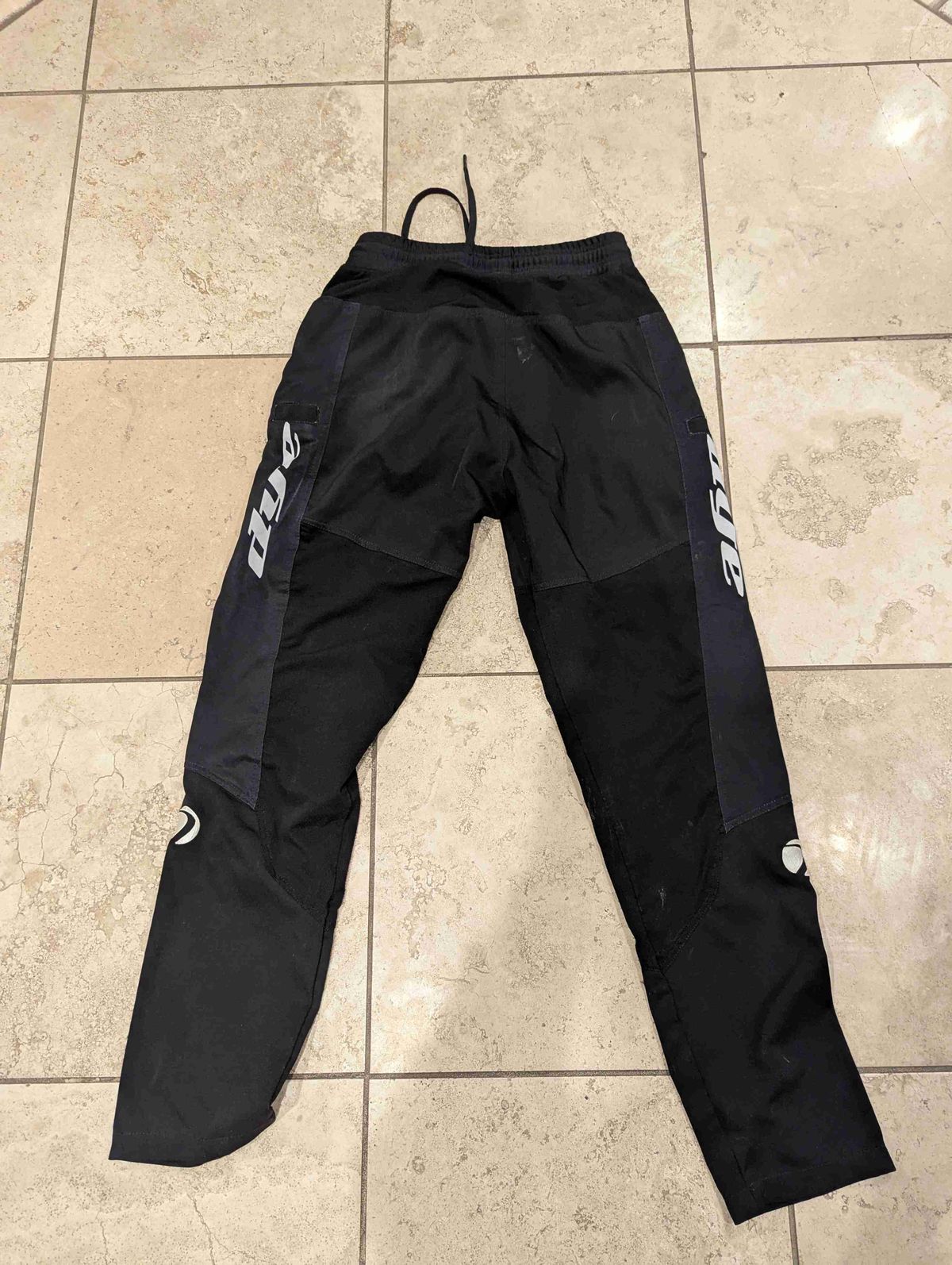 Dye pants